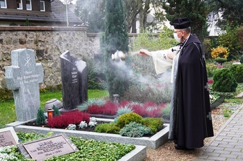 Am Grab von Pfarrer Konrad Meilinger